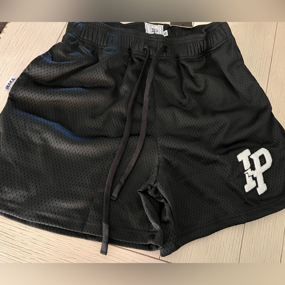 Inaka Power- PATCH BASIC SHORTS
SHADOW BLACK